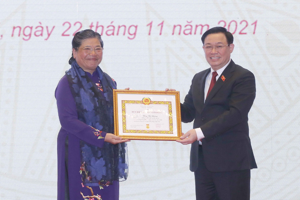 Chủ tịch Quốc hội Vương Đình Huệ trao tặng Huy hiệu 40 năm tuổi Đảng cho nguyên Phó Chủ tịch Thường trực Quốc hội Tòng Thị Phóng. (Ảnh: Doãn Tấn/TTXVN)