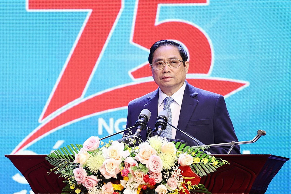 Thủ tướng Phạm Minh Chính tuyên dương các điển hình cá nhân và tập thể xuất sắc. (Ảnh: Dương Giang/TTXVN)