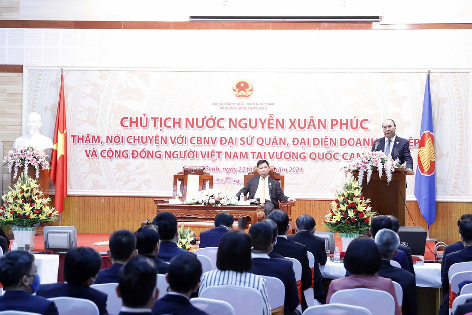 Chủ tịch nước Nguyễn Xuân Phúc nói chuyện với cán bộ, nhân viên Đại sứ quán, đại diện doanh nghiệp và cộng đồng người Việt Nam tại Campuchia. (Ảnh: Thống Nhất/TTXVN)