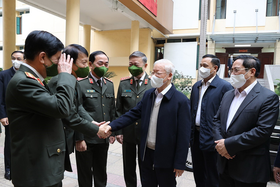  Tổng Bí thư Nguyễn Phú Trọng, Thủ tướng Phạm Minh Chính với các lãnh đạo Đảng ủy Công an Trung ương và Bộ Công an tham dự Hội nghị. (Ảnh: Trí Dũng/TTXVN)