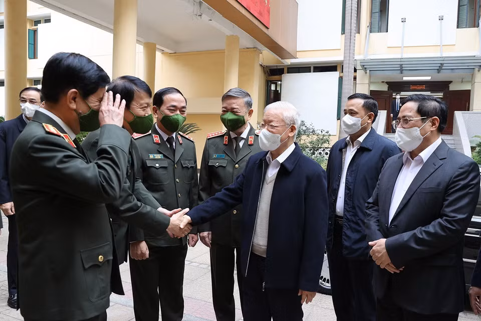  Tổng Bí thư Nguyễn Phú Trọng, Thủ tướng Phạm Minh Chính với các lãnh đạo Đảng ủy Công an Trung ương và Bộ Công an tham dự Hội nghị. (Ảnh: Trí Dũng/TTXVN)