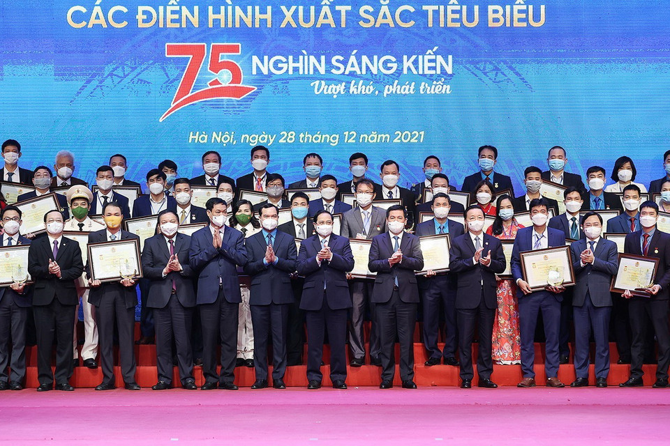 Thủ tướng Phạm Minh Chính chụp ảnh cùng các điển hình xuất sắc tiêu biểu. (Ảnh: Dương Giang/TTXVN)