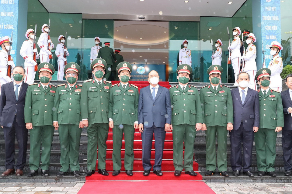  Chủ tịch nước Nguyễn Xuân Phúc chụp ảnh với các đại biểu tham dự buổi lễ. (Ảnh: Trọng Đức/TTXVN)