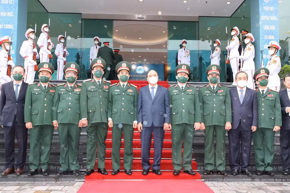  Chủ tịch nước Nguyễn Xuân Phúc chụp ảnh với các đại biểu tham dự buổi lễ. (Ảnh: Trọng Đức/TTXVN)