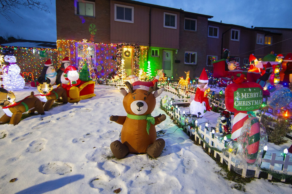 Nhà cửa được trang hoàng rực rỡ đón Giáng sinh tại Toronto, Canada, ngày 23/12/2021. (Ảnh: THX/TTXVN)