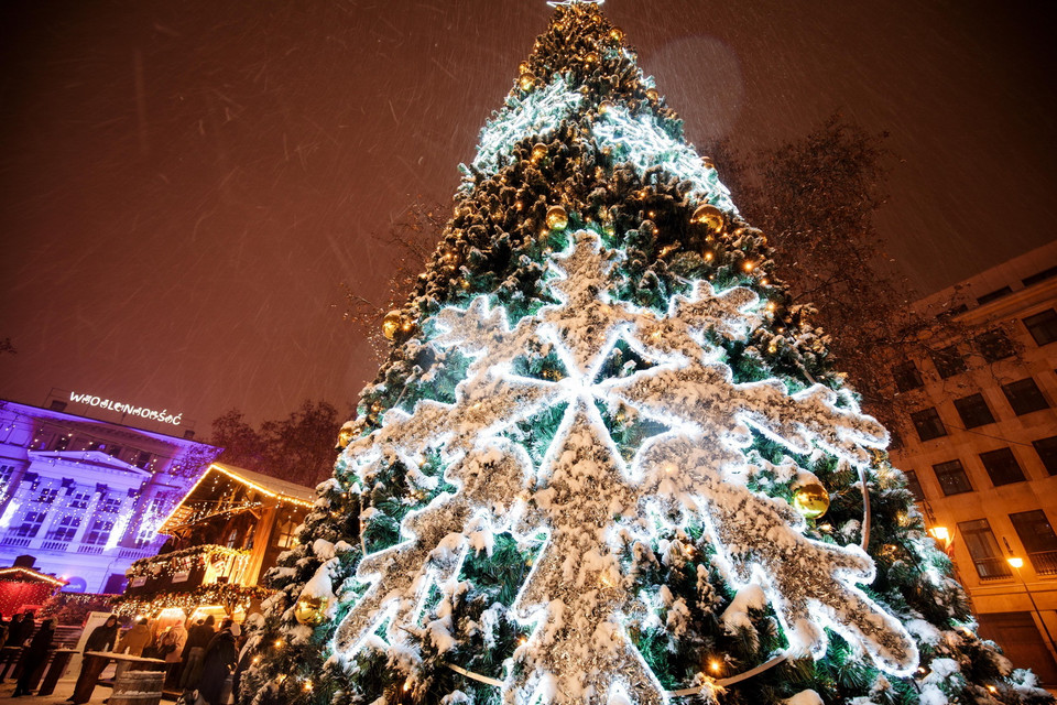 Cây thông Noel được trang hoàng rực rỡ tại chợ Giáng sinh ở Poznan, Ba Lan, ngày 24/12/2021. (Ảnh: PAP/TTXVN)