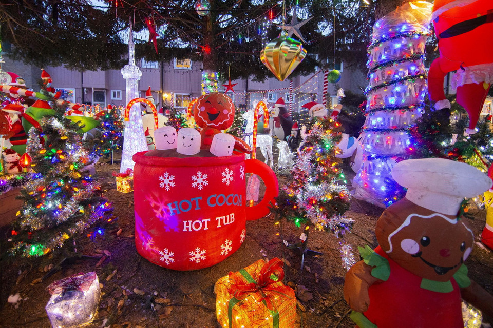 Nhà cửa được trang hoàng rực rỡ đón Giáng sinh tại Toronto, Canada, ngày 23/12/2021. (Ảnh: THX/TTXVN)