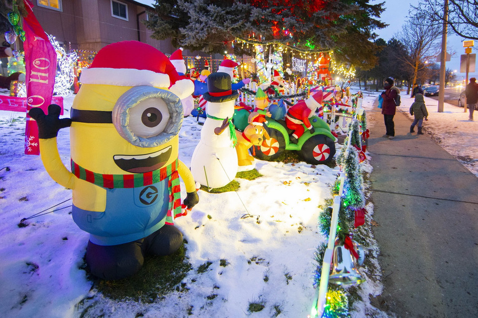 Nhà cửa được trang hoàng rực rỡ đón Giáng sinh tại Toronto, Canada, ngày 23/12/2021. (Ảnh: THX/TTXVN)