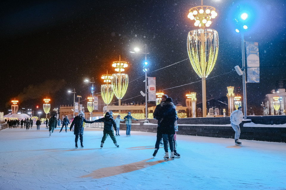  Một trung tâm triển lãm được trang hoàng rực rỡ đón Giáng sinh và Năm mới tại Moskva, Nga ngày 21/11/2021. (Ảnh: THX/TTXVN)
