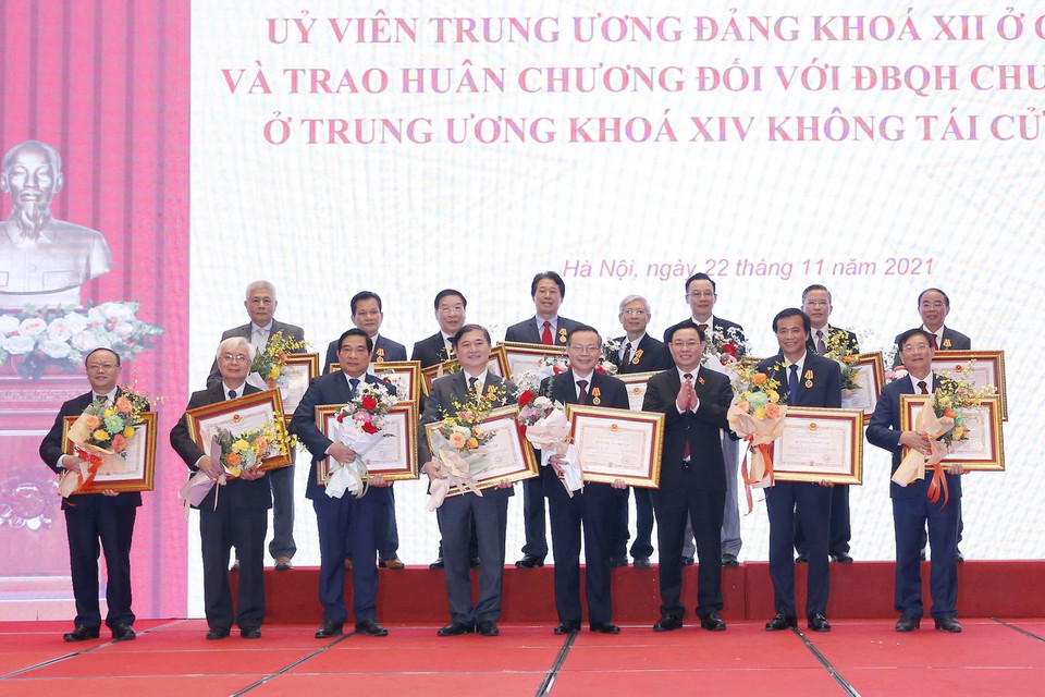 Chủ tịch Quốc hội Vương Đình Huệ trao Huân chương Độc lập cho đại biểu Quốc hội chuyên trách ở Trung ương khóa XIV không tái cử khóa XV. (Ảnh: Doãn Tấn/TTXVN)