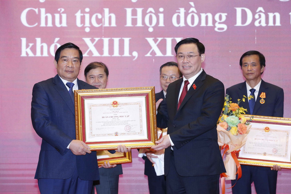 Chủ tịch Quốc hội Vương Đình Huệ trao Huân chương Độc lập với đại biểu Quốc hội chuyên trách ở Trung ương khóa XIV. (Ảnh: Doãn Tấn/TTXVN)