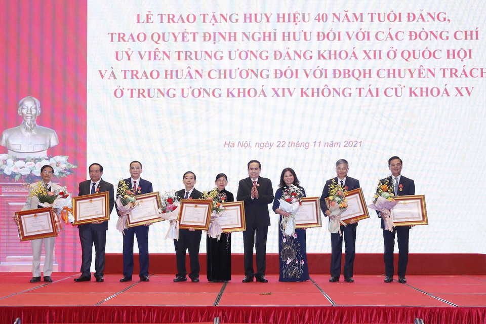 Phó Chủ tịch Thường trực Quốc hội Trần Thanh Mẫn trao Huân chương Lao động cho đại biểu. (Ảnh: Doãn Tấn/TTXVN)