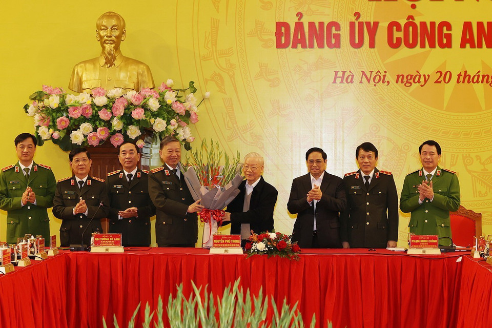  Thay mặt Đảng ủy Công an Trung ương, Đại tướng Tô Lâm, Ủy viên Bộ Chính trị, Bí thư Đảng ủy Công an Trung ương, Bộ trưởng Bộ Công an tặng hoa chúc mừng Tổng Bí thư Nguyễn Phú Trọng được nhận Giải thưởng Lenin của Đoàn Chủ tịch Ban Chấp hành Trung ương Đảng Cộng sản Liên bang Nga. (Ảnh: Trí Dũng/TTXVN)