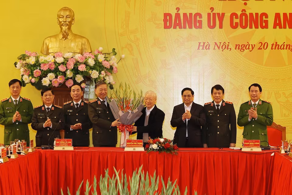  Thay mặt Đảng ủy Công an Trung ương, Đại tướng Tô Lâm, Ủy viên Bộ Chính trị, Bí thư Đảng ủy Công an Trung ương, Bộ trưởng Bộ Công an tặng hoa chúc mừng Tổng Bí thư Nguyễn Phú Trọng được nhận Giải thưởng Lenin của Đoàn Chủ tịch Ban Chấp hành Trung ương Đảng Cộng sản Liên bang Nga. (Ảnh: Trí Dũng/TTXVN)