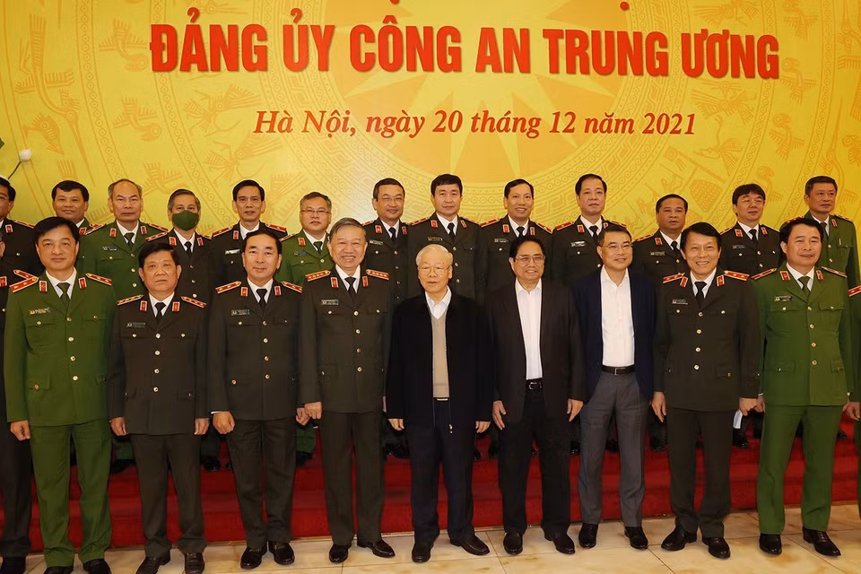  Tổng Bí thư Nguyễn Phú Trọng, Thủ tướng Chính phủ Phạm Minh Chính cùng các lãnh đạo Đảng, Nhà nước với các vị trong Ban Thường vụ Đảng ủy Công an Trung ương tại Hội nghị. (Ảnh: Trí Dũng/TTXVN)