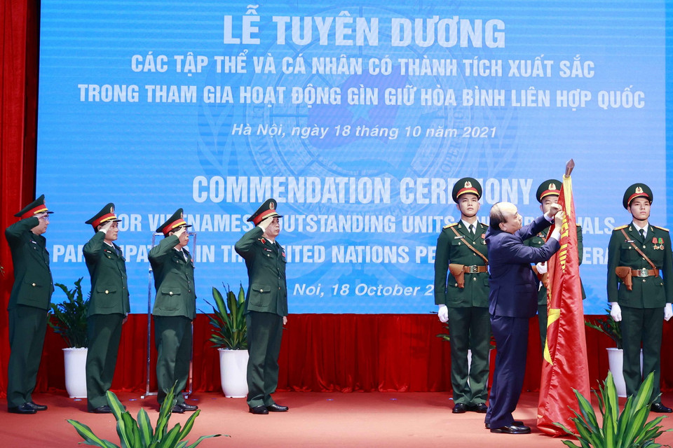  Chủ tịch nước Nguyễn Xuân Phúc gắn Huân chương Bảo vệ Tổ quốc hạng Nhì cho Cục Gìn giữ Hòa bình Việt Nam. (Ảnh: Thống Nhất/TTXVN)