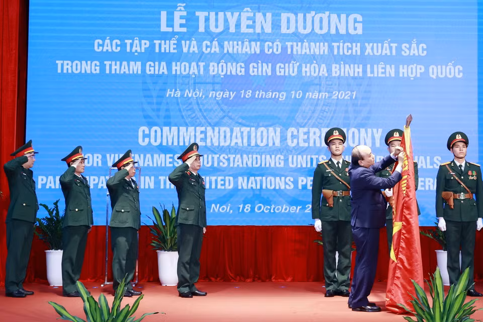  Chủ tịch nước Nguyễn Xuân Phúc gắn Huân chương Bảo vệ Tổ quốc hạng Nhì cho Cục Gìn giữ Hòa bình Việt Nam. (Ảnh: Thống Nhất/TTXVN)