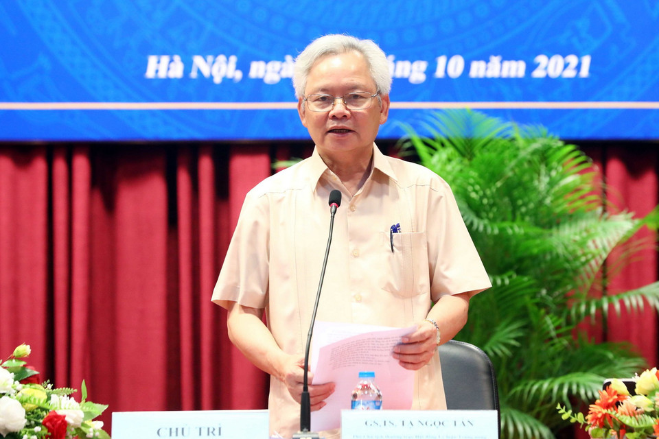 Giáo sư-Tiến sỹ Tạ Ngọc Tấn, Phó Chủ tịch thường trực Hội đồng Lý luận Trung ương, phát biểu. (Ảnh: Phạm Kiên/TTXVN)