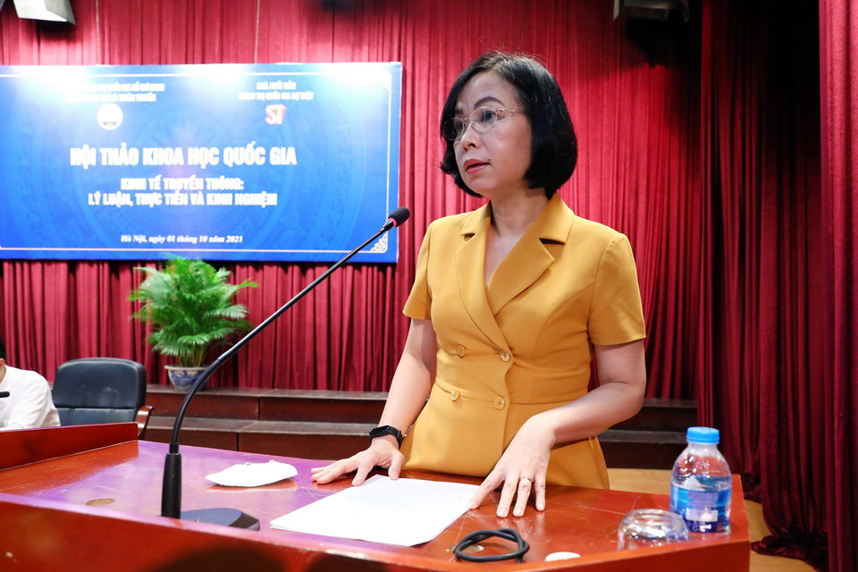 Bà Vũ Việt Trang, Tổng Giám đốc TTXVN, trình bày tham luận. (Ảnh: Phạm Kiên/NTTXVN)