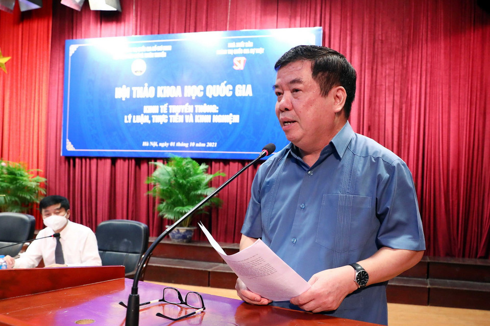 Phó Giáo sư-Tiến sỹ Nguyễn Viết Thảo, nguyên Phó Giám đốc Học viện Chính trị Quốc gia Hồ Chí Minh, trình bày tham luận tại hội thảo. (Ảnh: Phạm Kiên/TTXVN)