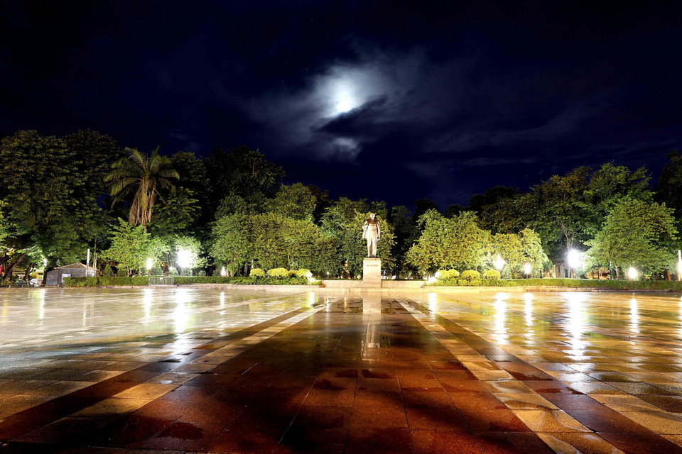  Công viên Lenin lung linh trong đêm Thu. (Ảnh: Nhật Anh/TTXVN)