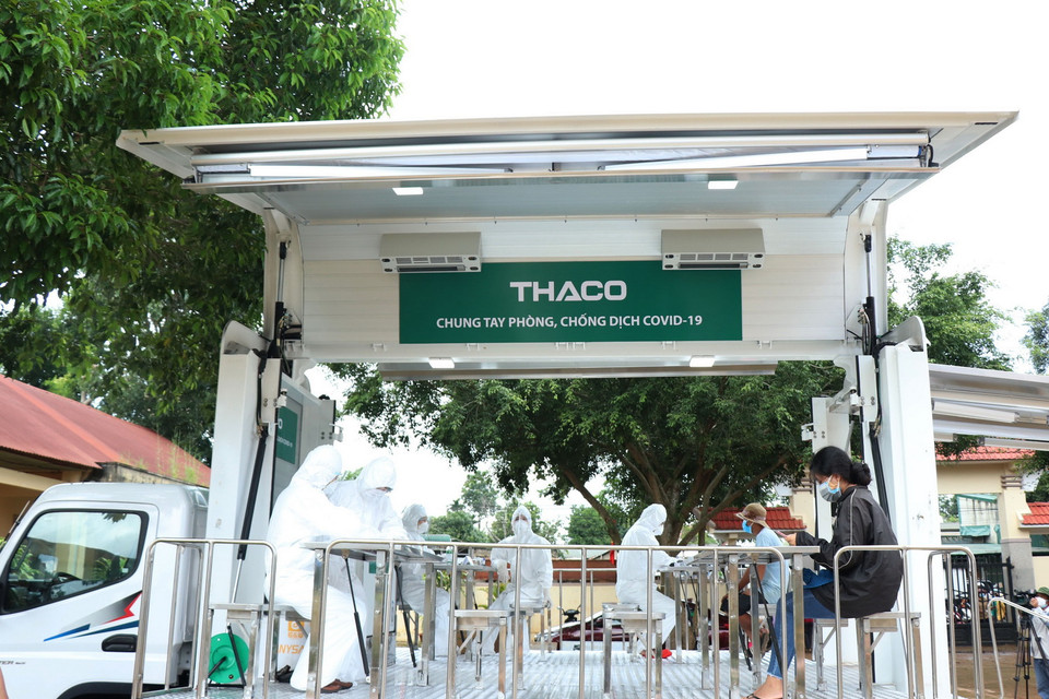  Xe tiêm chủng vaccine COVID-19 lưu động tại buôn Tơng Ju, xã Ea Kao, thành phố Buôn Ma Thuột. (Ảnh: Tuấn Anh/TTXVN)