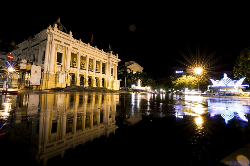  Quảng trường Cách mạng tháng Tám lung linh trong đêm. (Ảnh: Nhật Anh/TTXVN)