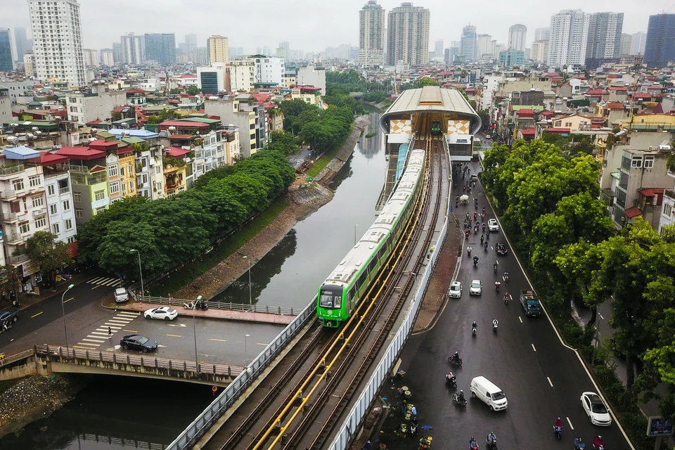 Đoàn tàu chạy vận hành thử trong ngày 1/11. (Ảnh: Thành Đạt/TTXVN)