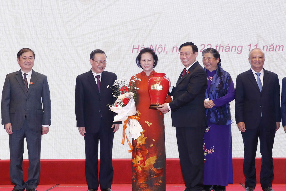 Chủ tịch Quốc hội Vương Đình Huệ tặng quà của Ủy ban Thường vụ Quốc hội cho nguyên Chủ tịch Quốc hội Nguyễn Thị Kim Ngân. (Ảnh: Doãn Tấn/TTXVN)