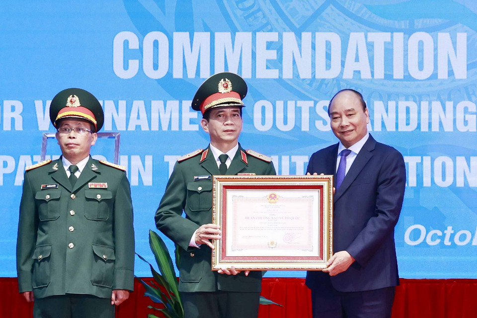  Chủ tịch nước Nguyễn Xuân Phúc trao Huân chương Bảo vệ Tổ quốc hạng Nhì cho Cục Gìn giữ Hòa bình Việt Nam. (Ảnh: Thống Nhất/TTXVN)