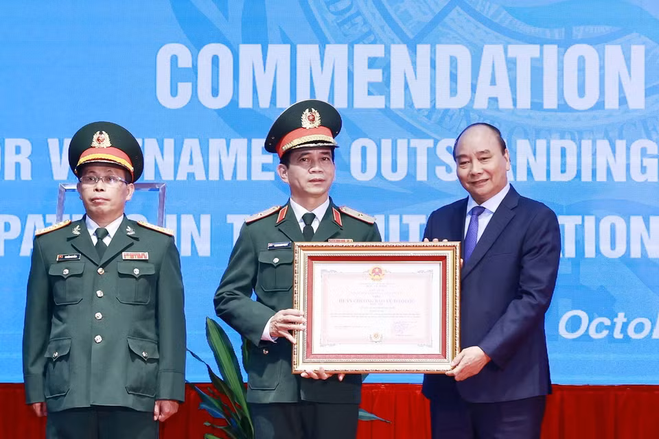  Chủ tịch nước Nguyễn Xuân Phúc trao Huân chương Bảo vệ Tổ quốc hạng Nhì cho Cục Gìn giữ Hòa bình Việt Nam. (Ảnh: Thống Nhất/TTXVN)