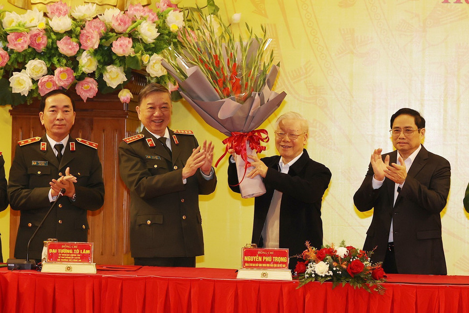  Đại tướng Tô Lâm, Bộ trưởng Bộ Công an tặng hoa chúc mừng Tổng Bí thư Nguyễn Phú Trọng được nhận Giải thưởng Lenin của Đoàn Chủ tịch Ban Chấp hành Trung ương Đảng Cộng sản Liên bang Nga. (Ảnh: Trí Dũng/TTXVN)