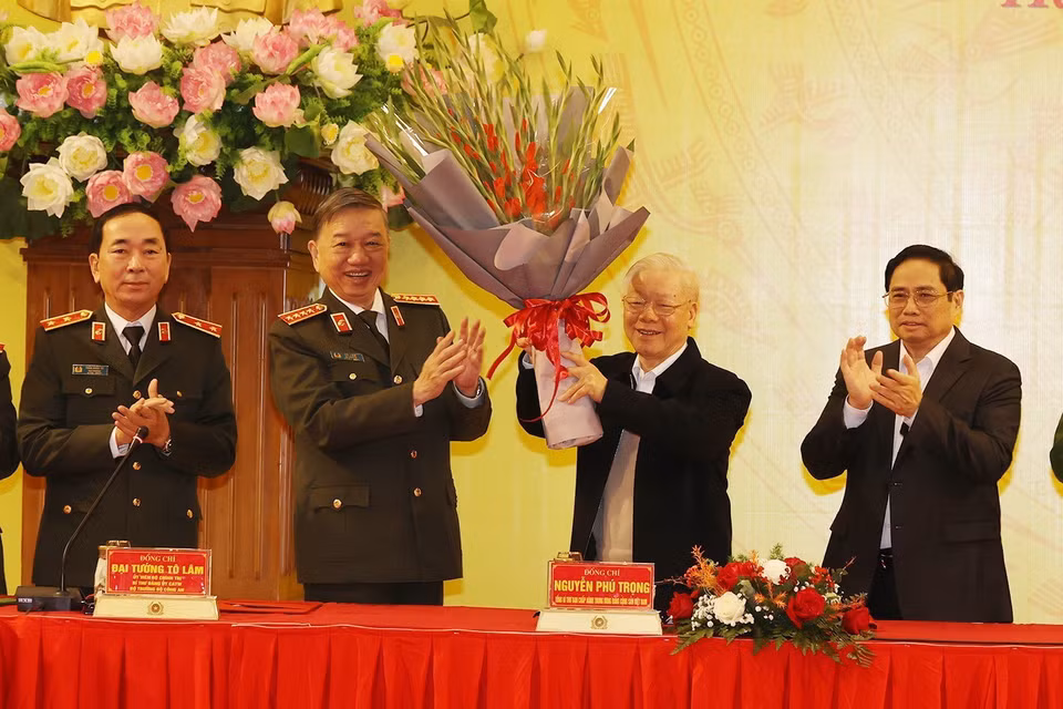  Đại tướng Tô Lâm, Bộ trưởng Bộ Công an tặng hoa chúc mừng Tổng Bí thư Nguyễn Phú Trọng được nhận Giải thưởng Lenin của Đoàn Chủ tịch Ban Chấp hành Trung ương Đảng Cộng sản Liên bang Nga. (Ảnh: Trí Dũng/TTXVN)
