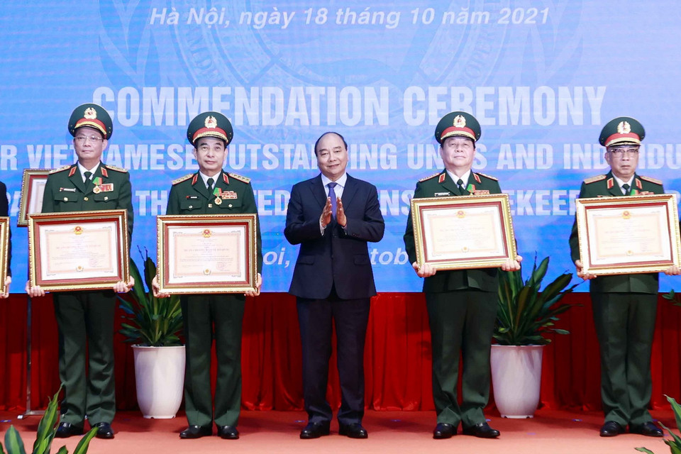  Các cá nhân nhận Huân chương Bảo vệ Tổ quốc hạng Nhất, Nhì và Huân chương Lao động hạng Ba. (Ảnh: Thống Nhất/TTXVN)