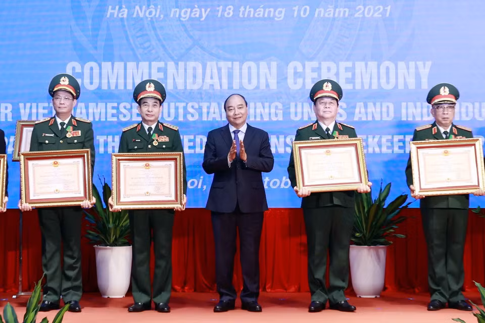  Các cá nhân nhận Huân chương Bảo vệ Tổ quốc hạng Nhất, Nhì và Huân chương Lao động hạng Ba. (Ảnh: Thống Nhất/TTXVN)