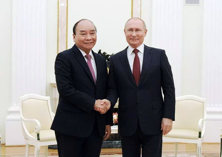  Tổng thống Nga Vladimir Putin đón Chủ tịch nước Nguyễn Xuân Phúc tại thủ đô Moskva của Nga. (Ảnh: TTXVN)