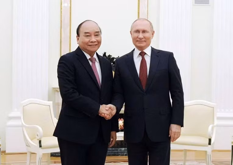  Tổng thống Nga Vladimir Putin đón Chủ tịch nước Nguyễn Xuân Phúc tại thủ đô Moskva của Nga. (Ảnh: TTXVN)