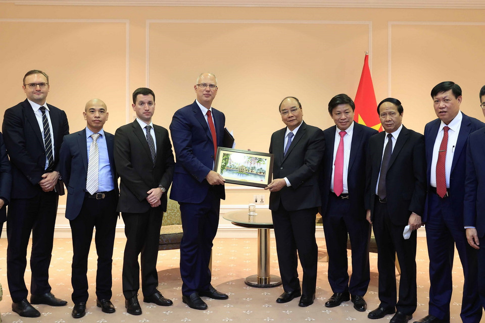 Chủ tịch nước Nguyễn Xuân Phúc và Tổng Giám đốc Quỹ đầu tư trực tiếp của Nga Kirill Dmitriev cùng các đại biểu tham dự buổi tiếp. (Ảnh: Thống Nhất/TTXVN)