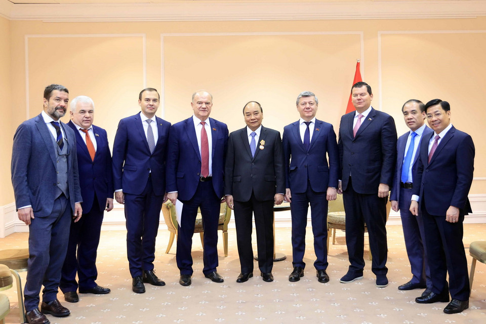 Chủ tịch nước Nguyễn Xuân Phúc với Chủ tịch Đảng Cộng sản Nga Gennady Zyuganov và các đại biểu. (Ảnh: Thống Nhất/TTXVN)