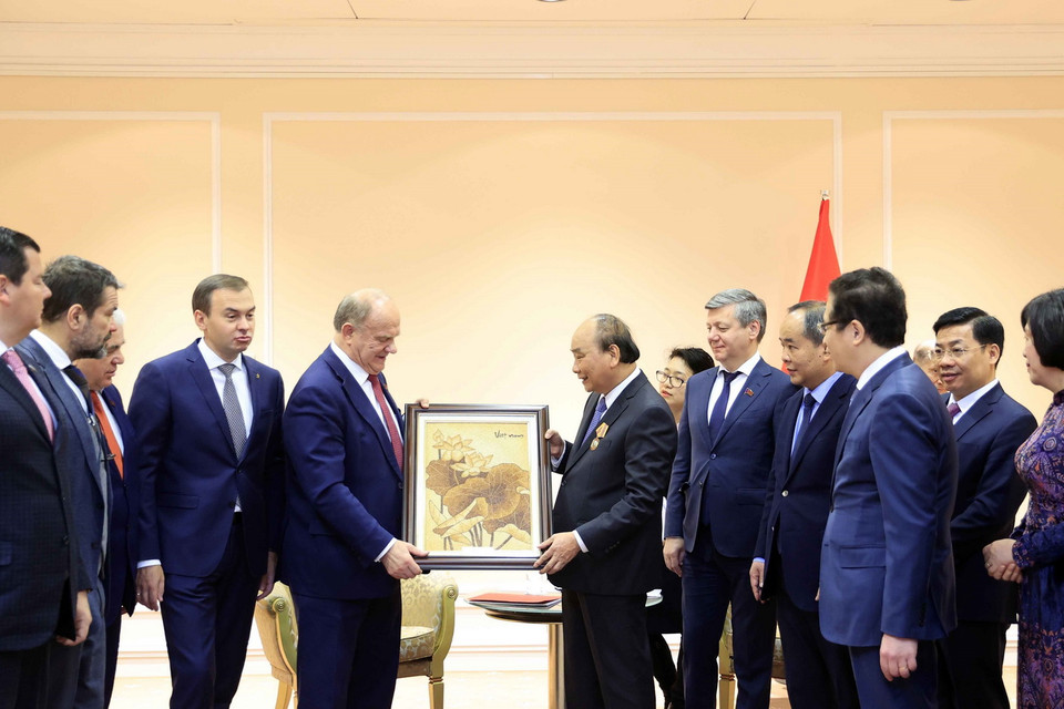 Chủ tịch Đảng Cộng sản Nga Gennady Zyuganov tặng quà lưu niệm cho Chủ tịch nước Nguyễn Xuân Phúc. (Ảnh: Thống Nhất/TTXVN)