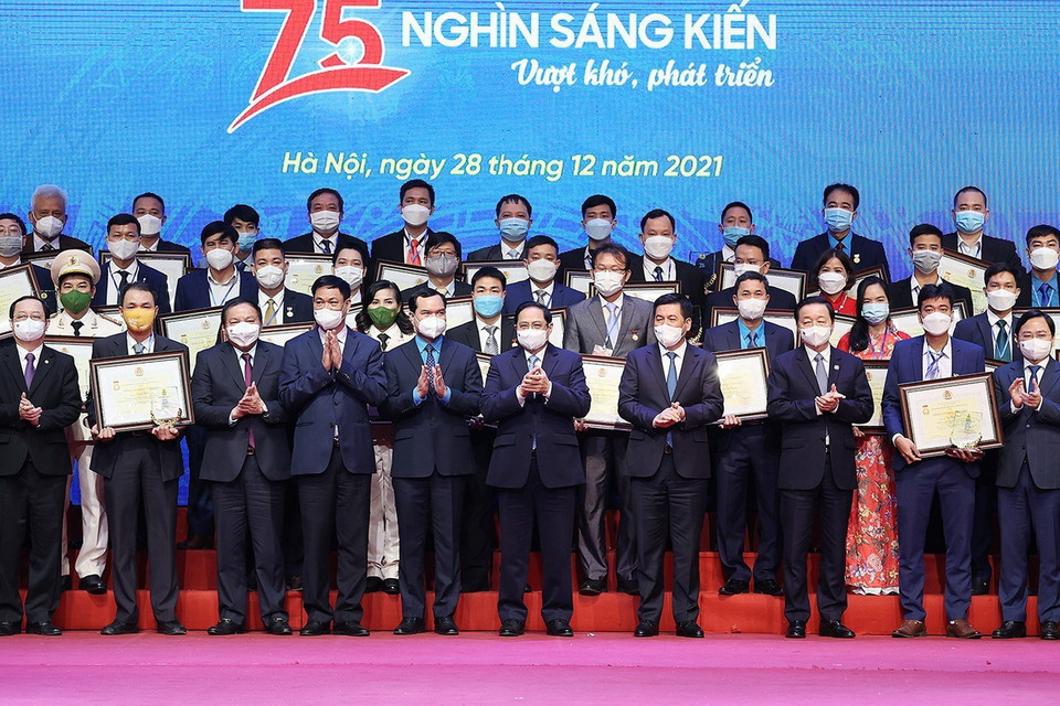 Các điển hình xuất sắc tiêu biểu cùng Thủ tướng Phạm Minh Chính. (Ảnh: Dương Giang/TTXVN)