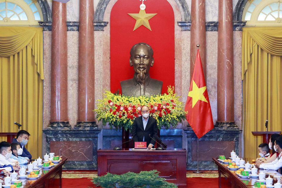 Chủ tịch nước Nguyễn Xuân Phúc nói chuyện với các học sinh xuất sắc trong cuộc thi “Vì một Việt Nam tất thắng.” (Ảnh: Thống Nhất/TTXVN)