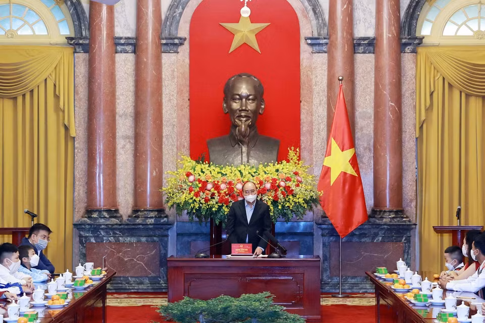 Chủ tịch nước Nguyễn Xuân Phúc nói chuyện với các học sinh xuất sắc trong cuộc thi “Vì một Việt Nam tất thắng.” (Ảnh: Thống Nhất/TTXVN)