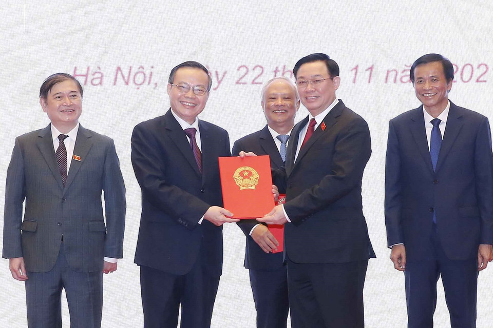 Chủ tịch Quốc hội Vương Đình Huệ trao Quyết định nghỉ hưu cho nguyên Phó Chủ tịch Quốc hội Phùng Quốc Hiển. (Ảnh: Doãn Tấn/TTXVN)