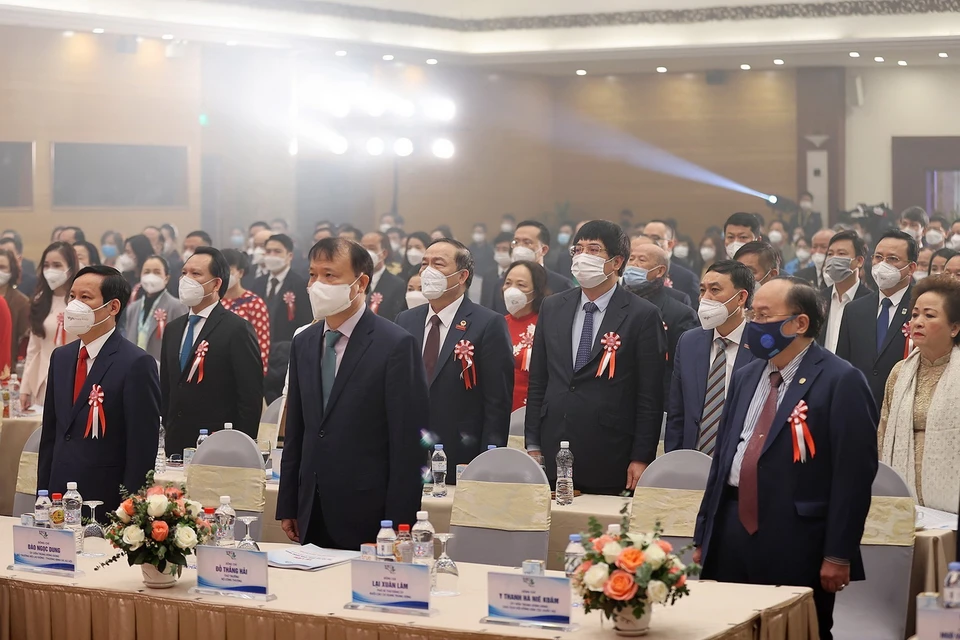  Các đại biểu dự Đại hội thực hiện nghi lễ chào cờ Tổ quốc. (Ảnh: Dương Giang/TTXVN) 