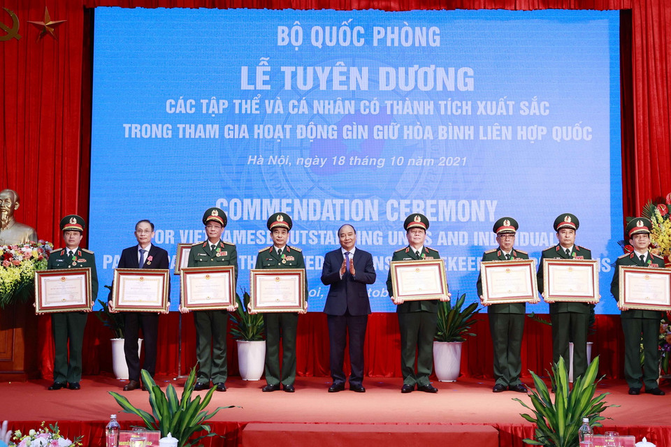  Chủ tịch nước Nguyễn Xuân Phúc trao Huân chương Bảo vệ Tổ quốc hạng Nhất, Nhì và Huân chương Lao động hạng Ba cho các cá nhân. (Ảnh: Thống Nhất/TTXVN)