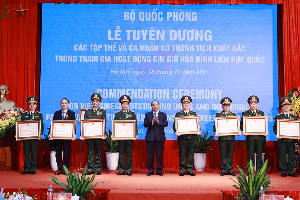  Chủ tịch nước Nguyễn Xuân Phúc trao Huân chương Bảo vệ Tổ quốc hạng Nhất, Nhì và Huân chương Lao động hạng Ba cho các cá nhân. (Ảnh: Thống Nhất/TTXVN)