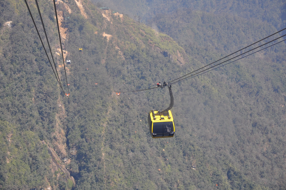 Hệ thống cáp treo ba dây hiện đại nhất thế giới Fansipan-Sapa. (Ảnh: Hồng Ninh/TTXVN)