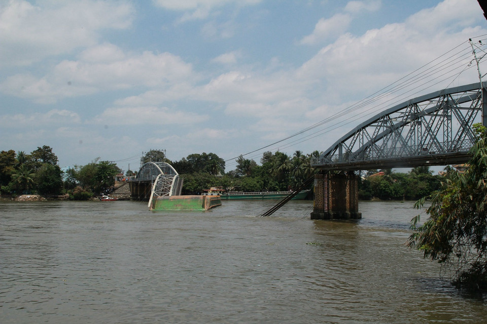 Chiếc sà lan bị chết máy đã đâm sập 2 nhịp giữa Cầu Ghềnh bắc qua sông Đồng Nai. (Ảnh: Sỹ Tuyên/Vietnam+)