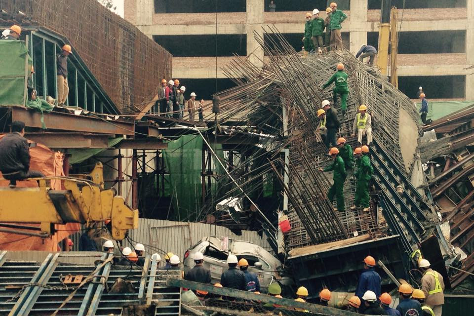 Móc dây cáp đển chuẩn bị cẩu ra khỏi đống đổ nát (Ảnh: Sơn Bách-Võ Phương/Vietnam+)